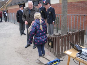 Ceremonie bij het herplaatsen plaquette Air Gunnersboom