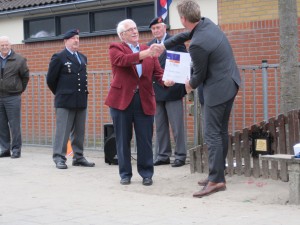 Ceremonie bij het herplaatsen plaquette Air Gunnersboom